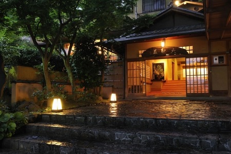 taikanso entrance night-view.jpg
